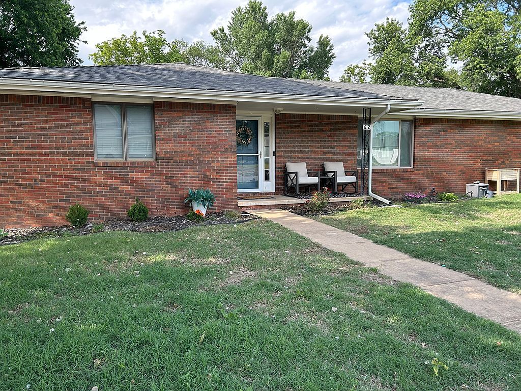 612 W Smith St - Property Image
