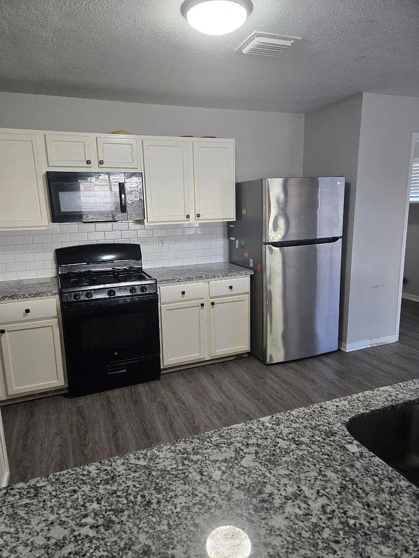 4 bed, 2.5 bath, 2650 sqft, $2,200 — Photo 2