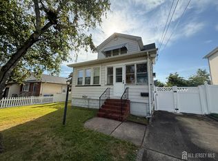 16 Chapel St, Edison, NJ 08817