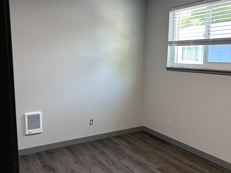 950 NW Hobart Ave — Photo 13