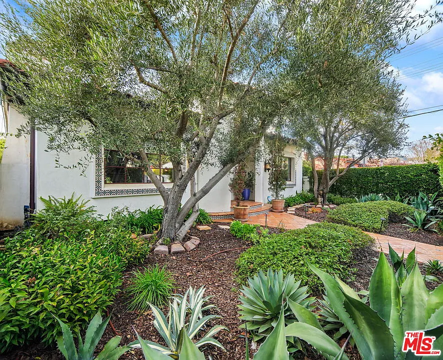 3 bed, 3.5 bath, 3163 sqft, $11,995 — Photo 3