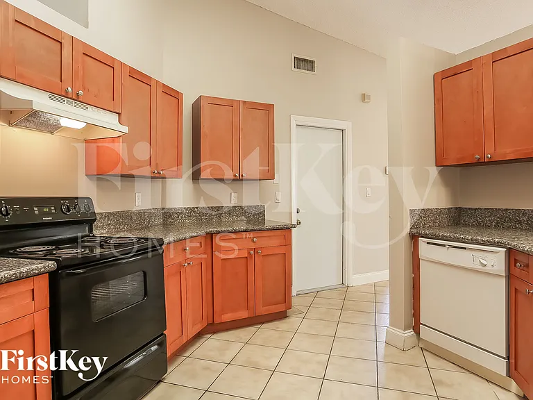1013 SW 49th Ave — Photo 6