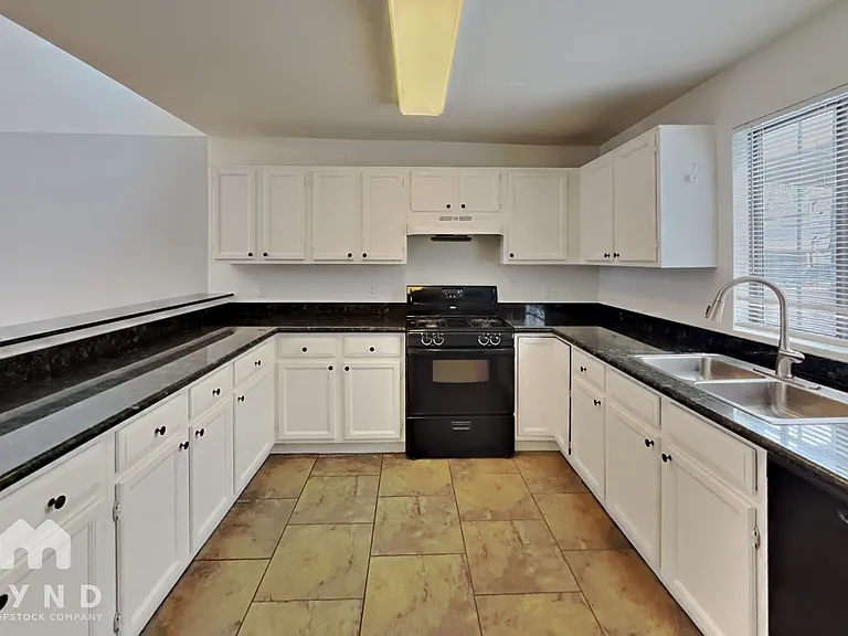 2747 N Pacific Dr — Photo 4