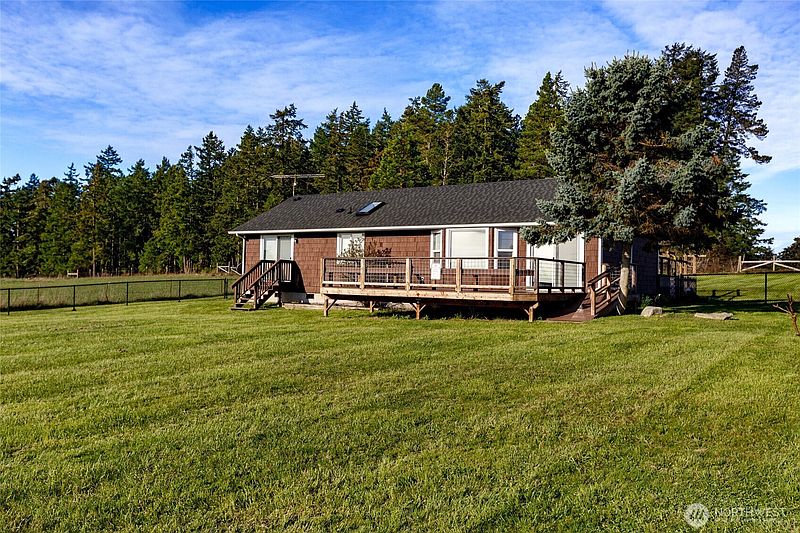 4th image of 549 Davis Bay Road