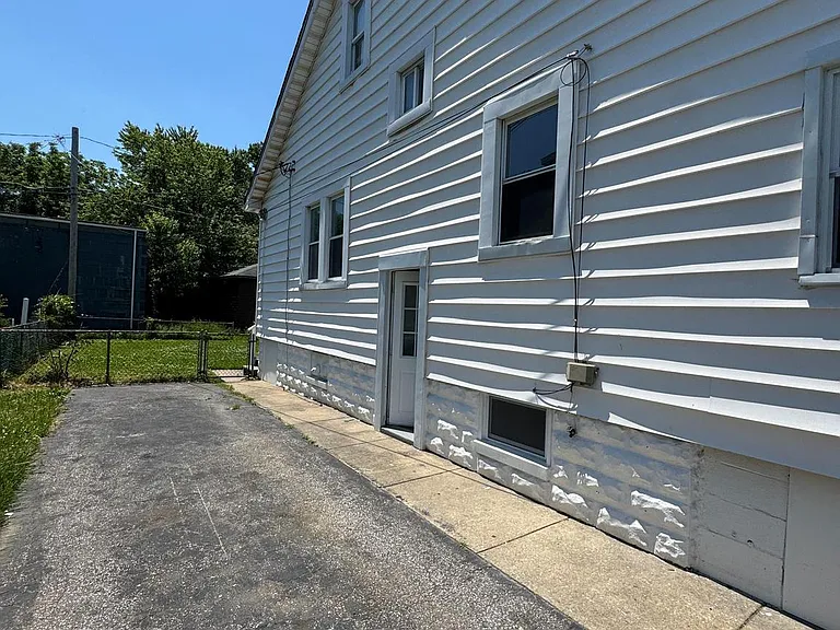 105 Williams Ave — Photo 3