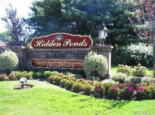 247 Pond View Ln, Smithtown, NY 11787