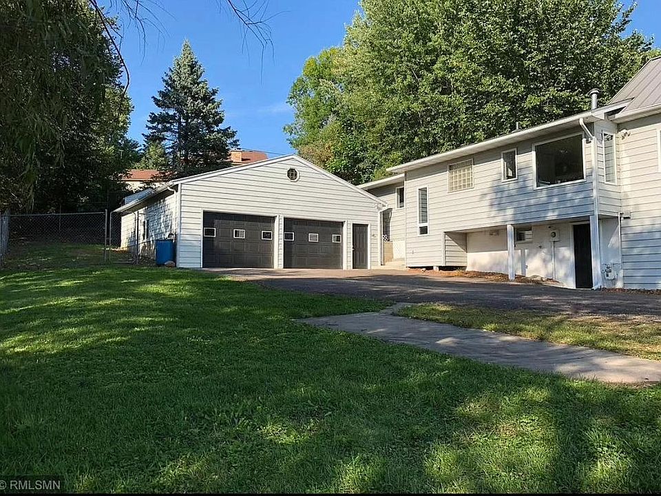 2nd image of 924 Maple St W