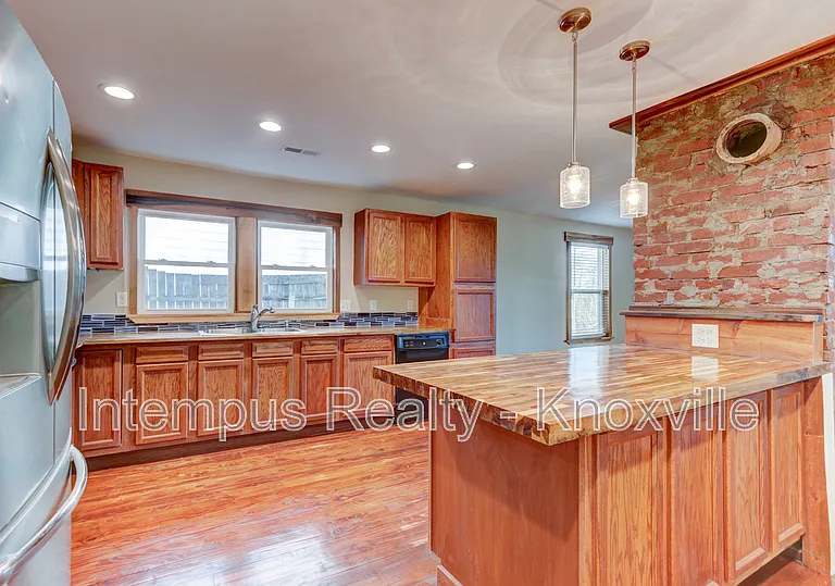 605 Booth St — Photo 4