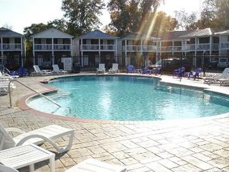 415 Hargrove Rd E #4X3 — Photo 1