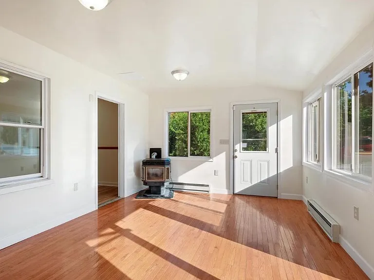 25 N Maple Ave — Photo 6