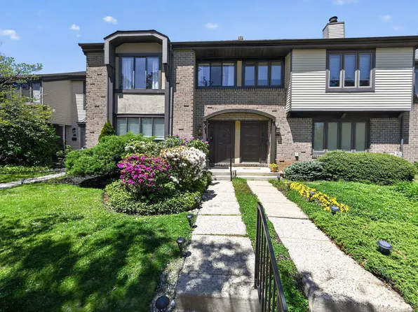 8 Independence Pl #1, Newtown, PA 18940