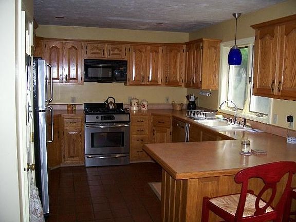 Gourmett kitchen w/ stainless steel appliances