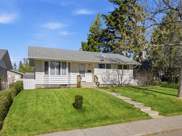 120 SE Glenpatrick Dr SW, Calgary, AB T3E 4L6