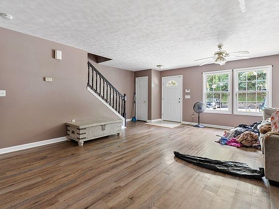 2nd image of 912 2nd St