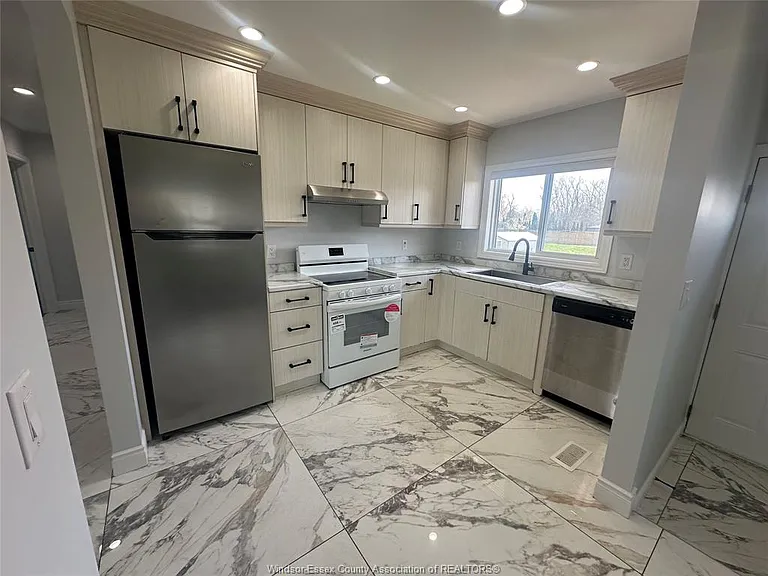 2549 Grand Marais Rd W #UPPER — Photo 3