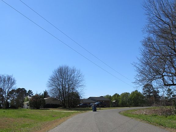 5th image of 615 Hilltop Dr