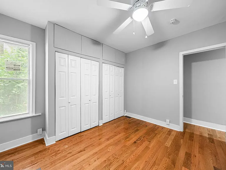 1011 W 5th St — Photo 15