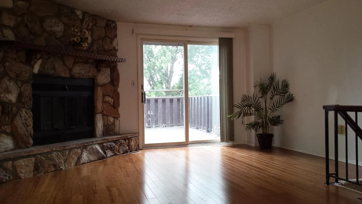283 Holland Ct photo 1