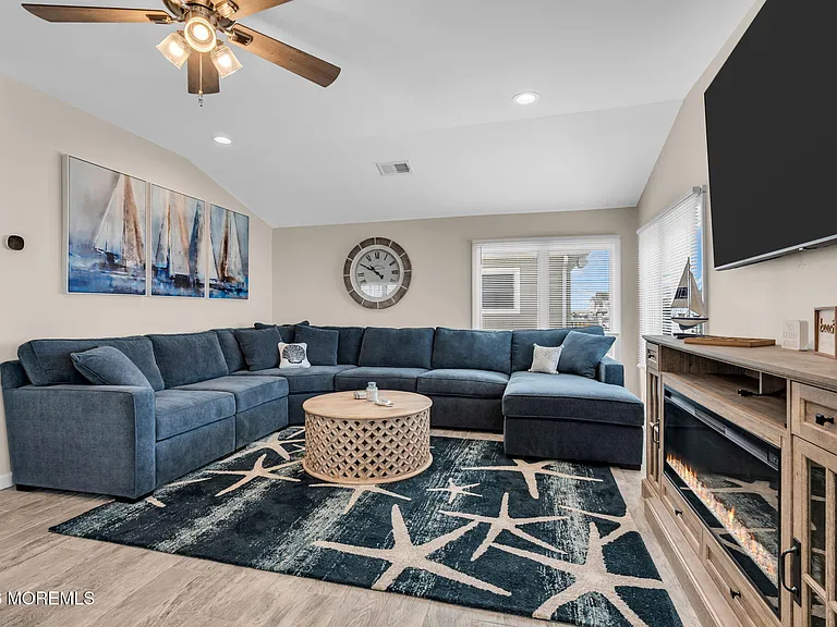 208 Mallard Ln — Photo 13