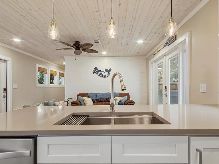 307 Dolphin Dr — Photo 1