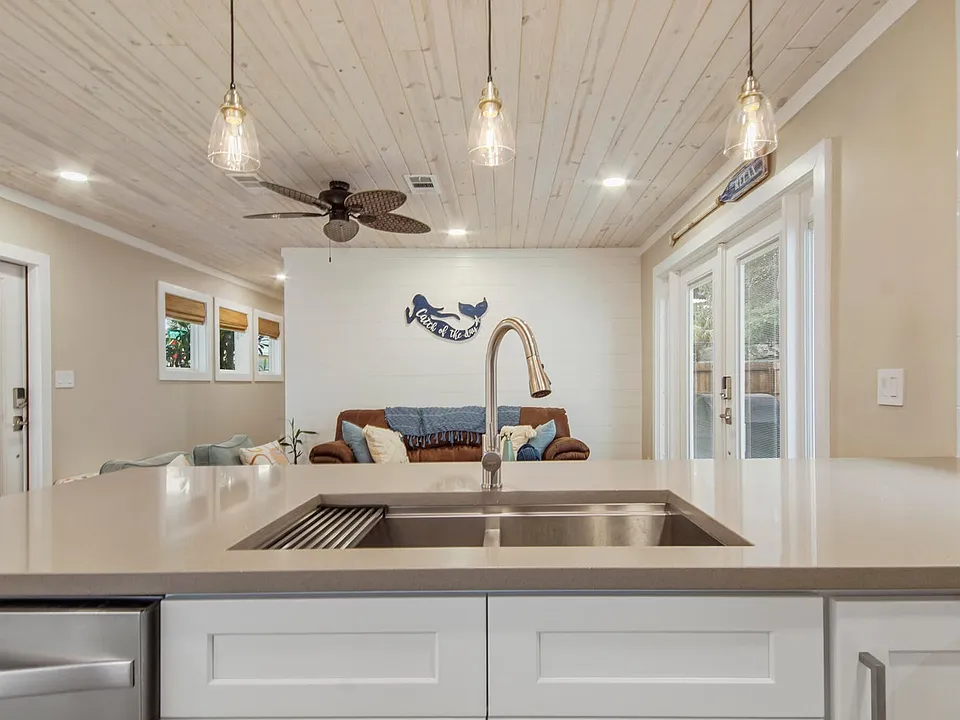 307 Dolphin Dr
