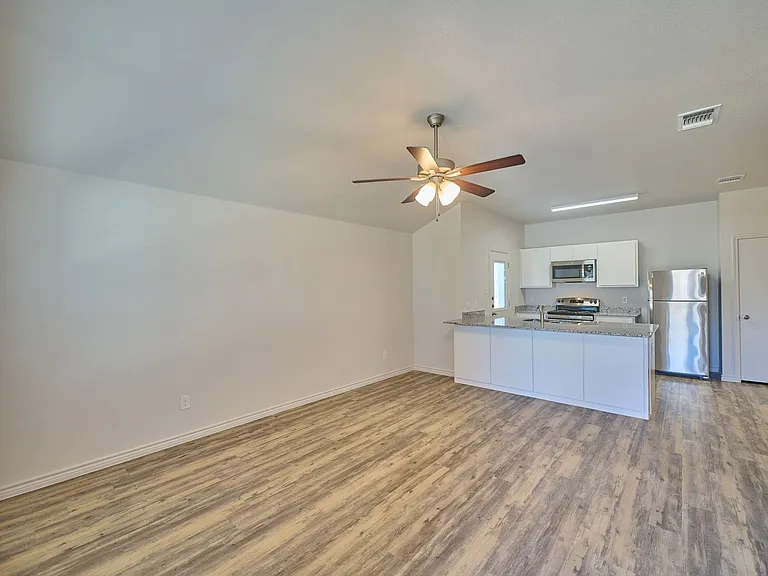 1809 Clovis Dr — Photo 2