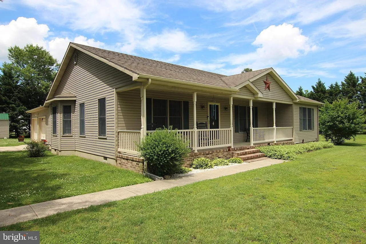 3 bed, 1628 sqft, $2,400 — Photo 1