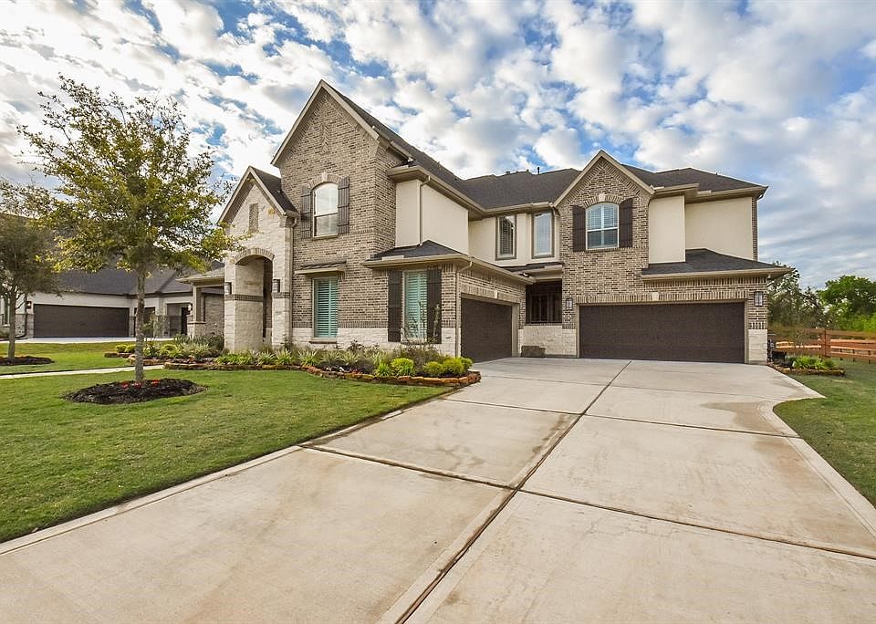 Beautiful Trendmaker home in highly desired Fulshear Run. 1/2  acre lot and backing to a lush greenbelt. Enjoy the peacefulness and quiet that awaits you at this pretty home.