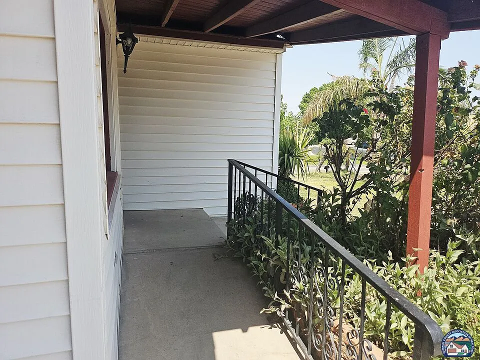 3 bed, 1.0 bath, 1144 sqft, $2,100 — Photo 3