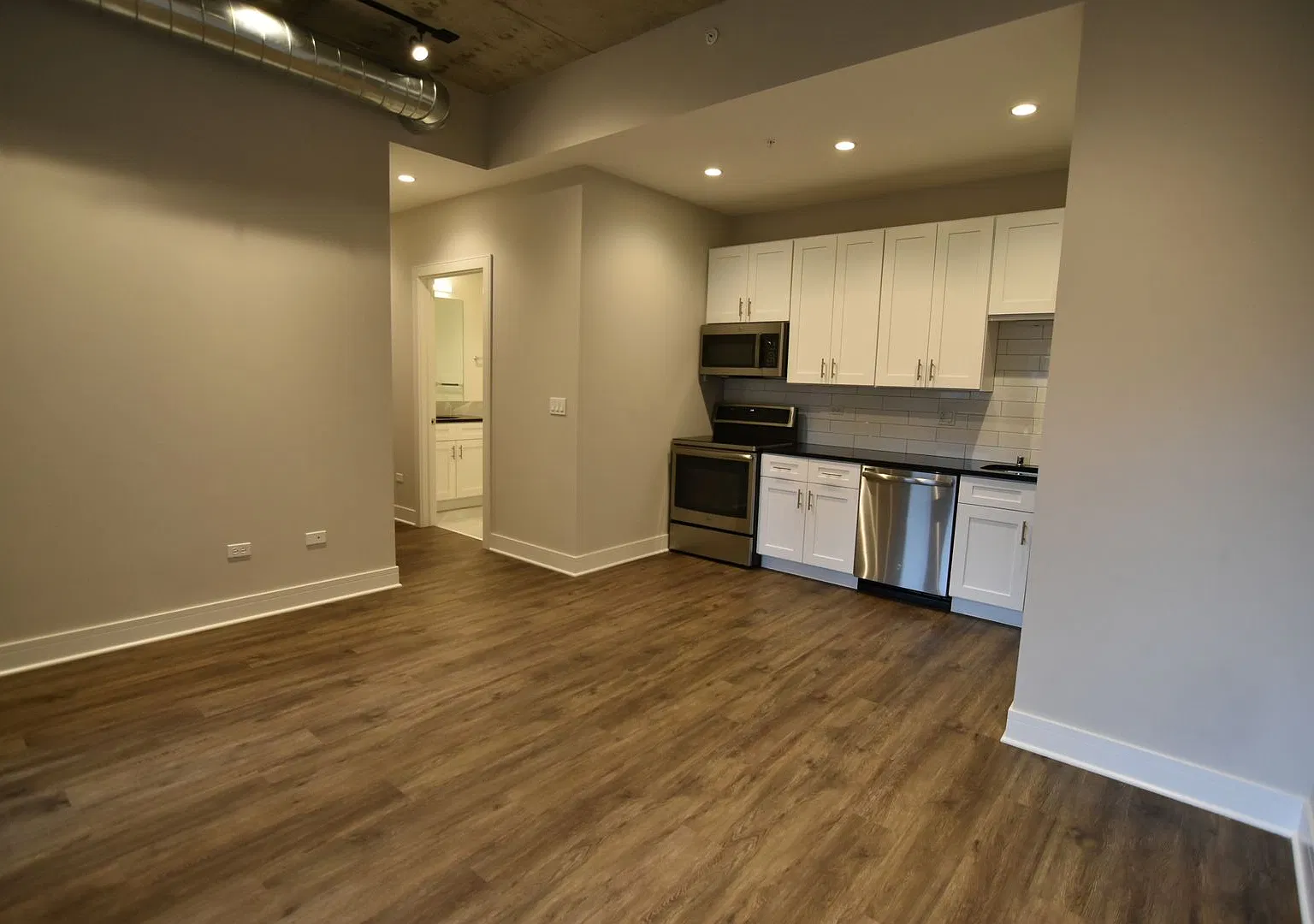 2 bed, 1041 sqft, $3,850 — Photo 1