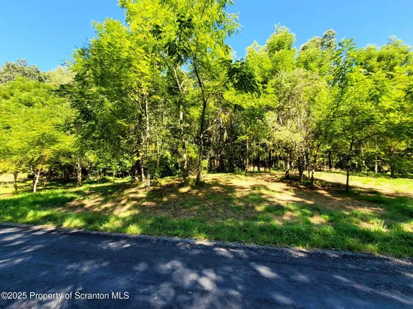 587 Evergreen Dr, Falls, PA 18615