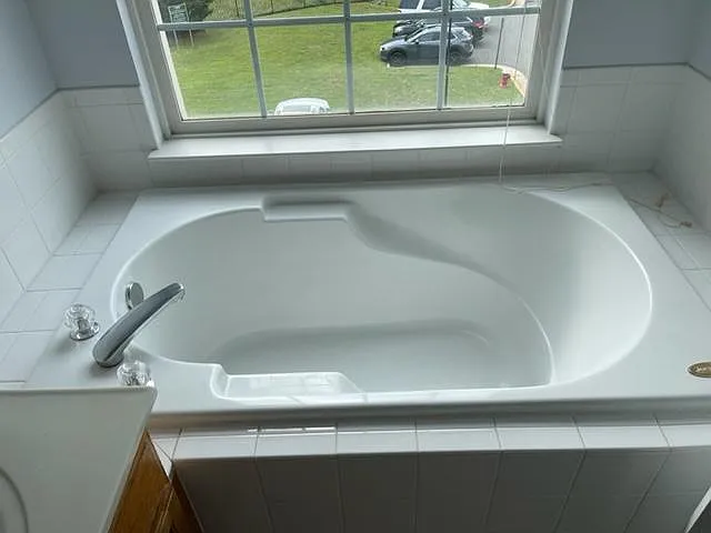 Luxury soaking bath tub