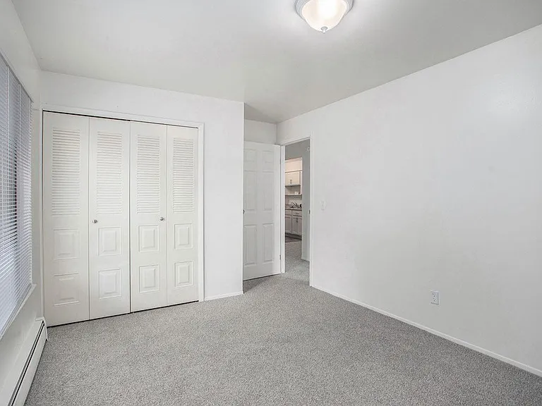 Fairlane Apartments — Photo 28