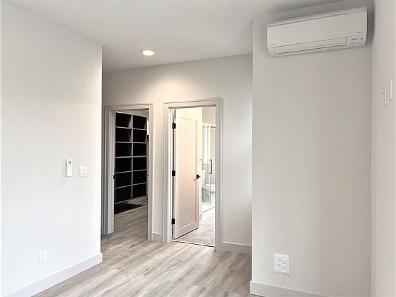5th image of 1027 S Cloverdale St Unit C