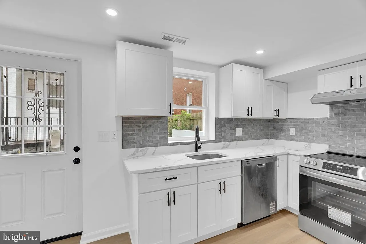2 bed, 750 sqft, $2,990 — Photo 2