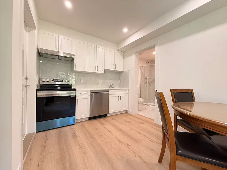 4750 Barker Cres — Photo 5