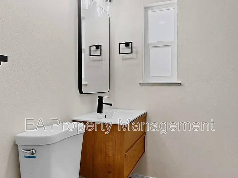 1055 Betts St NE — Photo 19