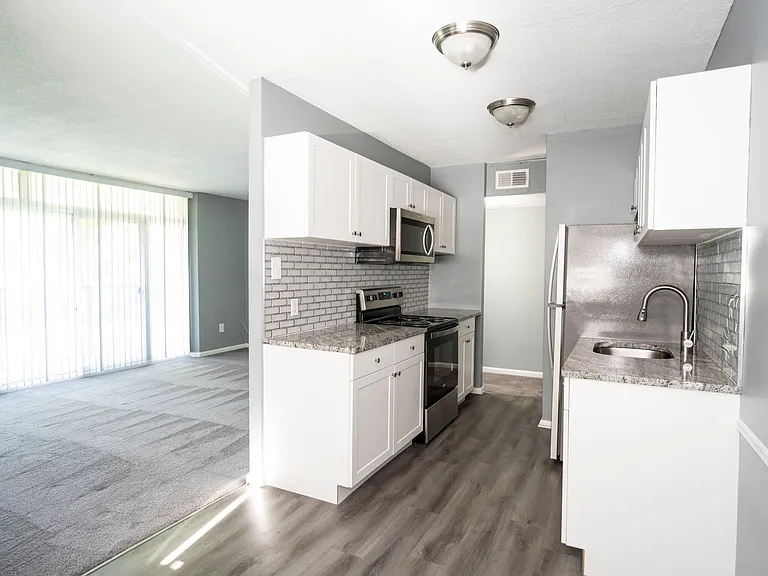 Creswood Apartments- Come home to Convenience! — Photo 12