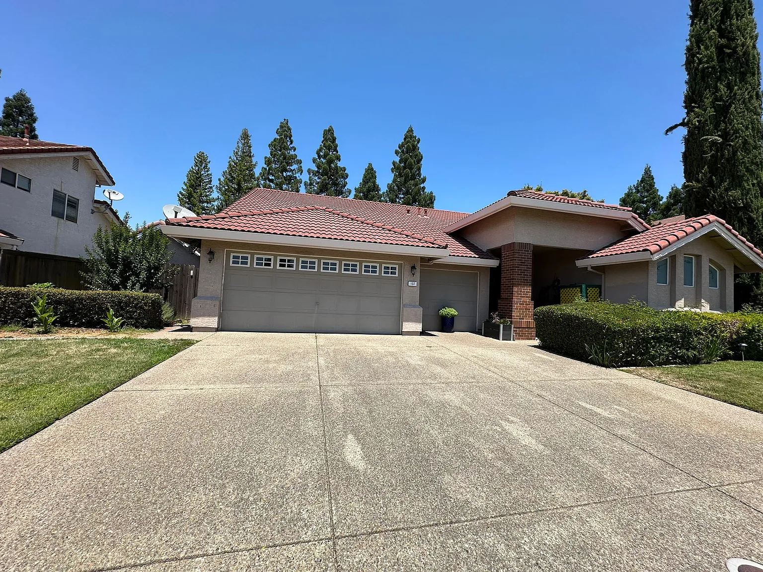 3 bed, 1827 sqft, $3,195 — Photo 2