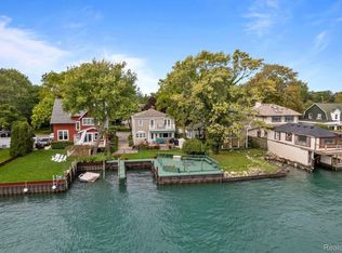 160 Saint Clair River Dr, Algonac, MI