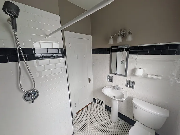 4612 Washington St — Photo 5