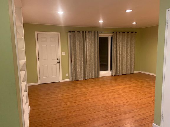 3rd image of 33 Hope Dr