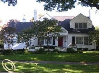 28 Roslyn Rd, Grosse Pointe Shores, MI 48236