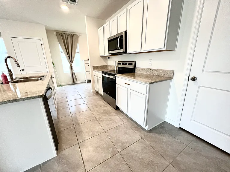 5663 Hollingworth Trl — Photo 2