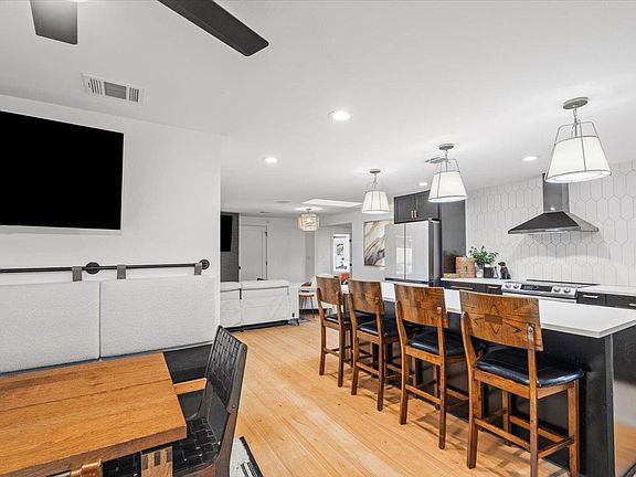 3rd image of 301 W Briarway