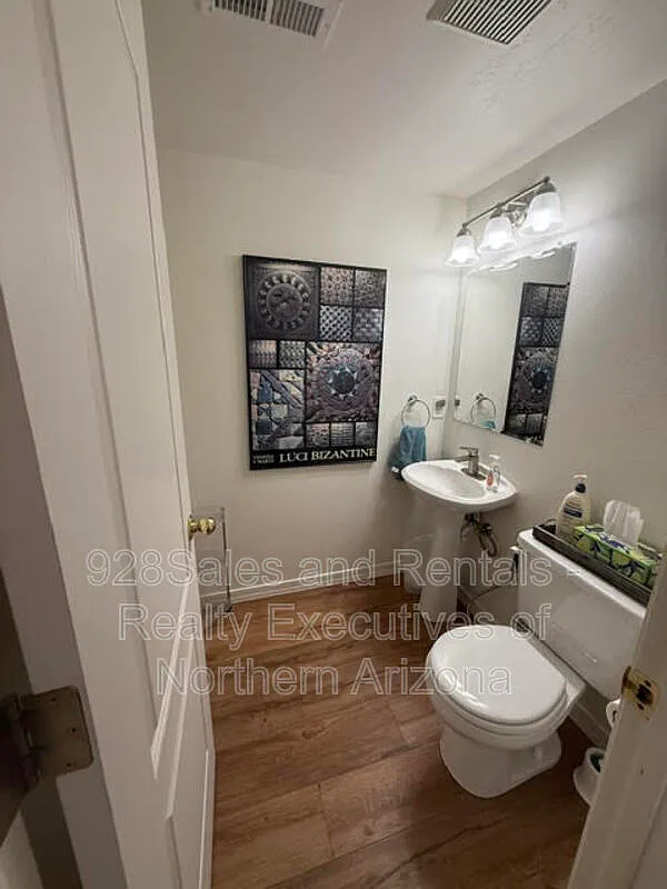 3 bed, 2.5 bath, 1416 sqft, $2,400 — Photo 3