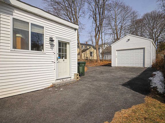 3rd image of 16 Oneil St