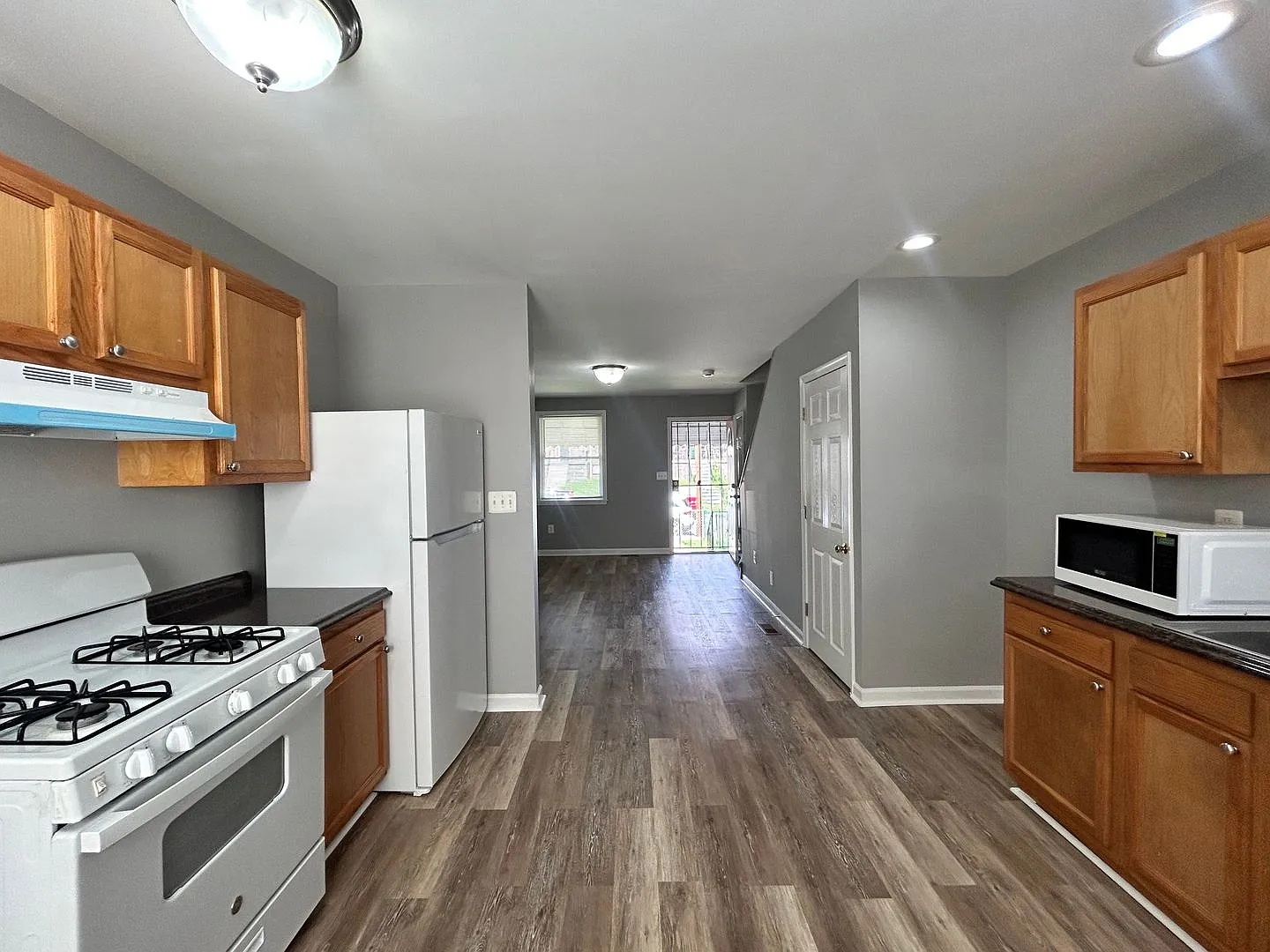 Baltimore - 2 Bedrooms and 2 baths Available! — Photo 2