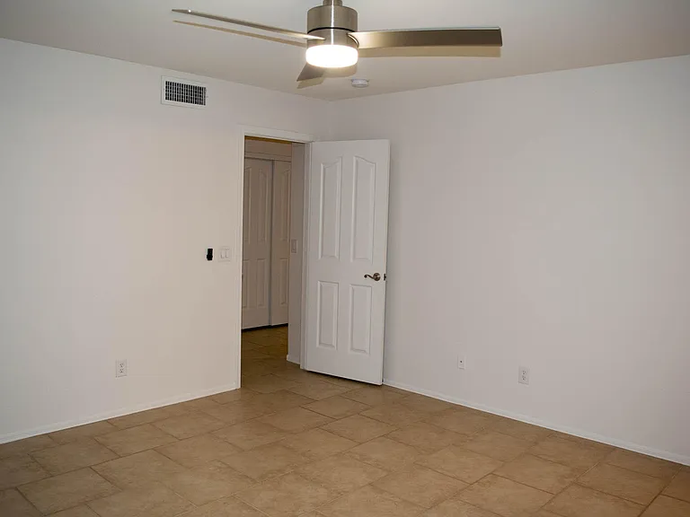 4709 E Abraham Ln — Photo 8