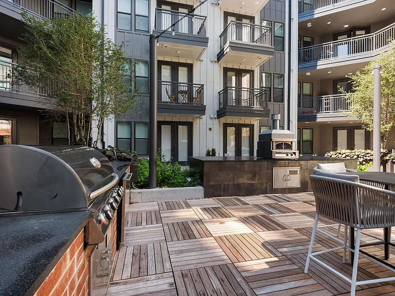 Troubadour Apartments — Photo 20